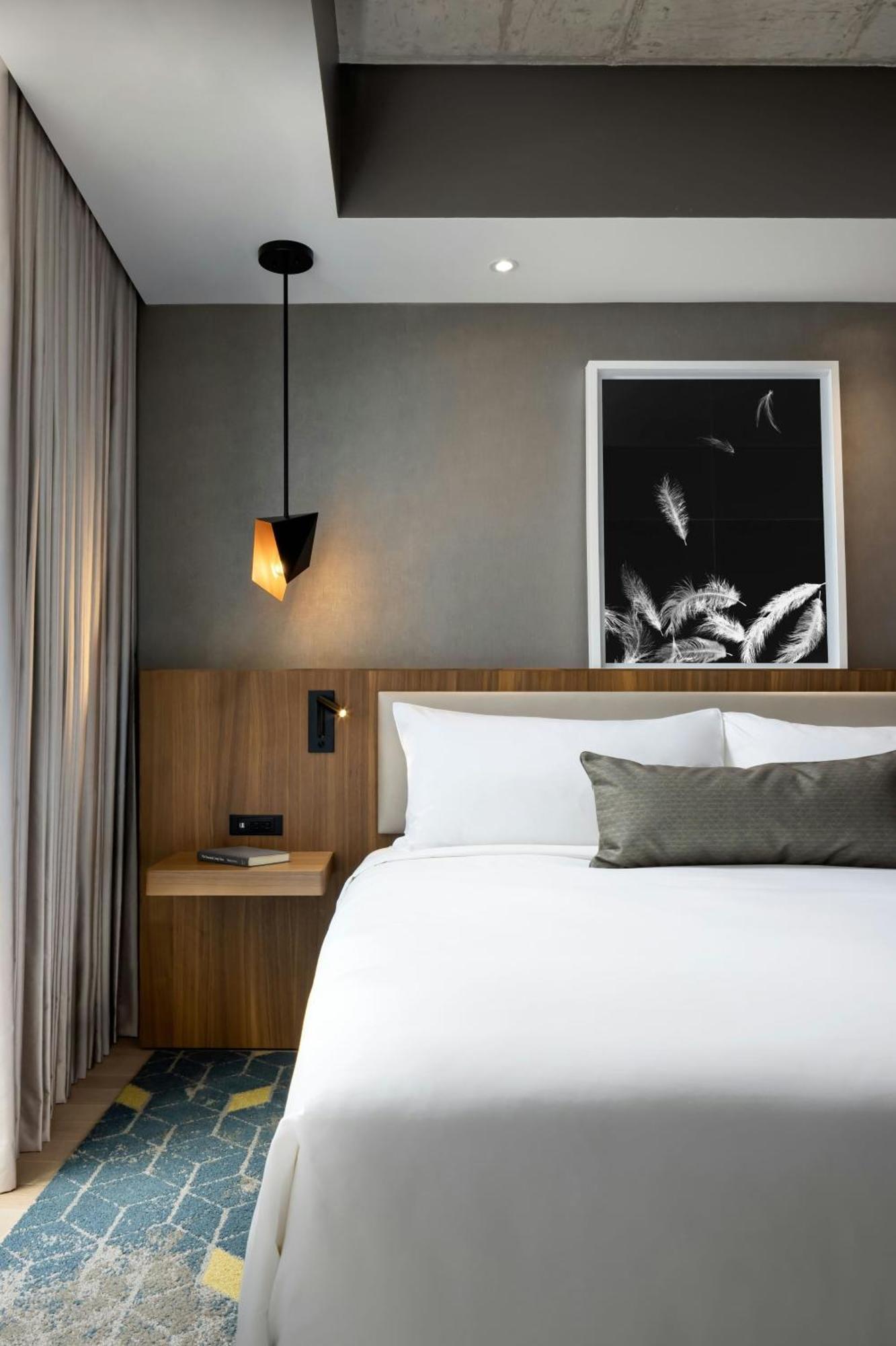 Humaniti Hotel Montreal, Autograph Collection Exterior photo